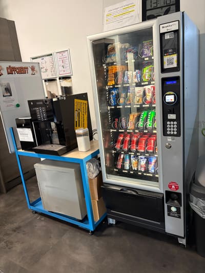 Snackautomat mit befüllten Spiralfächern